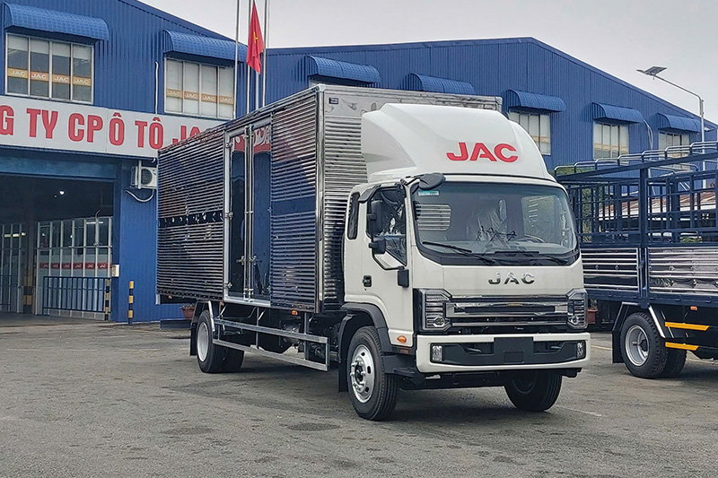 Xe tải Jac N800 thùng kín