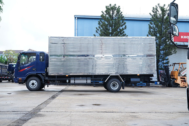 Thâm khập tổng kho phân phối xe tưới nước rửa đường nhập khẩu lớn nhất việt nam